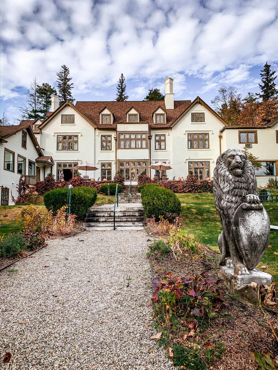 Seven Hills Inn Review featured by top New England travel photographer and blogger, Shannon Shipman.